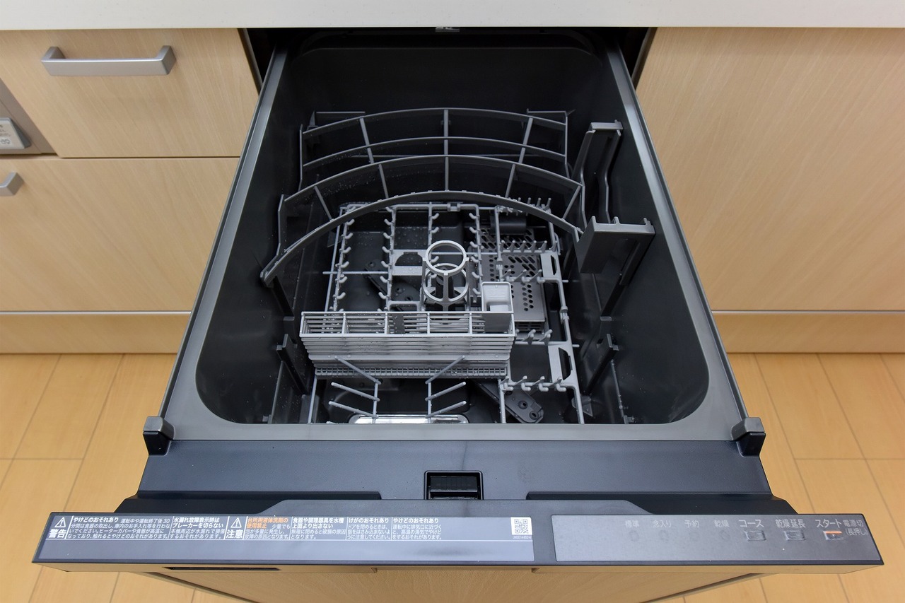 【食器洗い乾燥機】キッチンには食器洗い乾燥機が搭載されています。共働きで忙しい朝や、帰宅後の食器洗いの時間短縮となり、家事負担軽減に役立つ設備です。