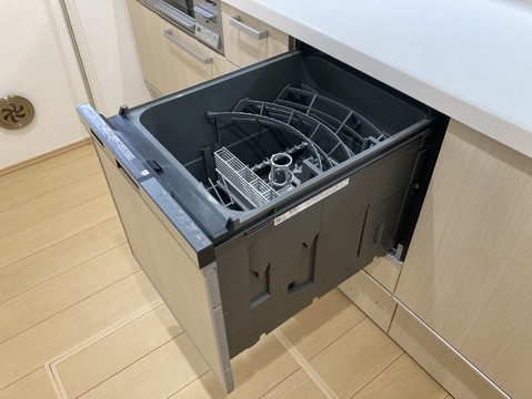【食器洗い乾燥機】キッチンには食器洗い乾燥機が搭載されています。共働きで忙しい朝や、帰宅後の食器洗いの時間短縮となり、家事負担軽減に役立つ設備です。