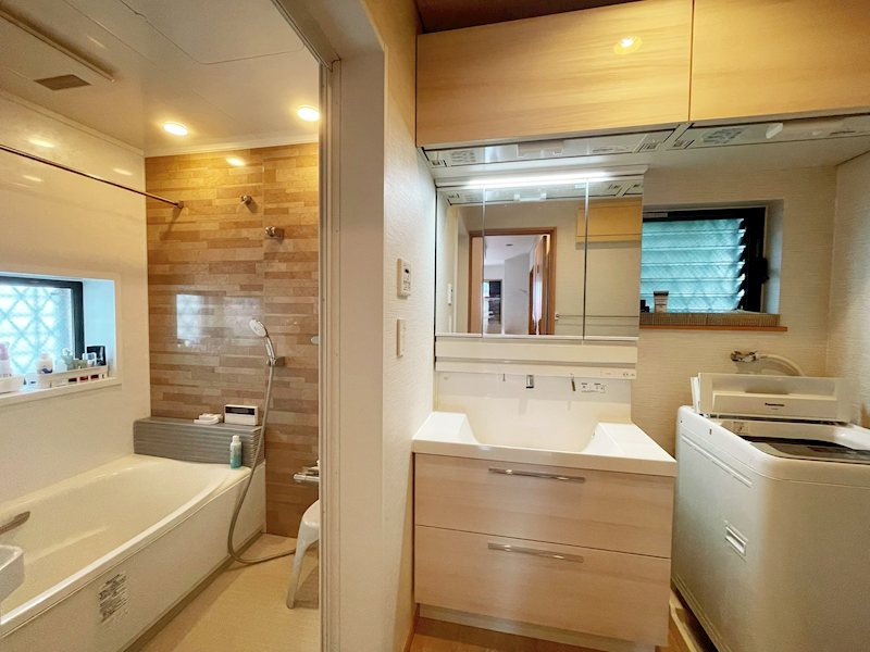 【洗面台・浴室】三面鏡付きのシャンプードレッサー。 収納力も豊富です。浴室は追い炊き機能もござ・・・