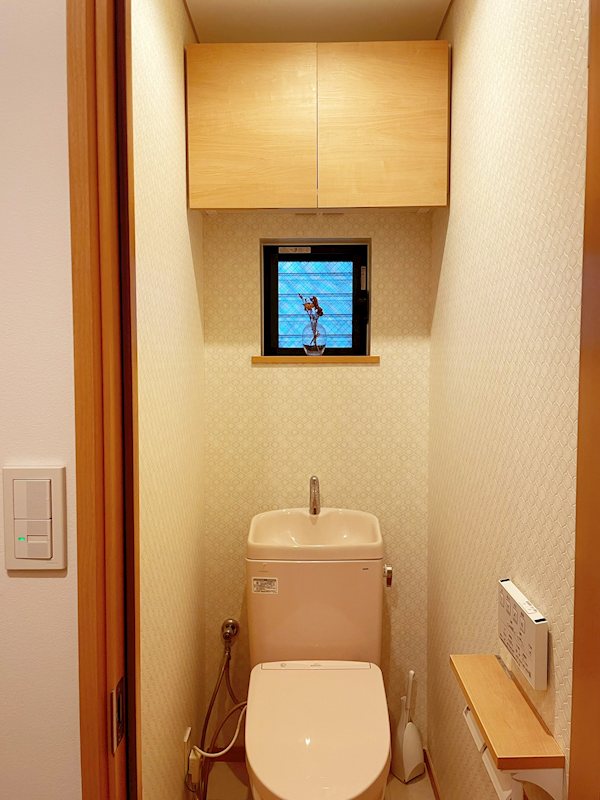 【トイレ】清潔感のある温水洗浄便座。 窓付きで明るい印象です。