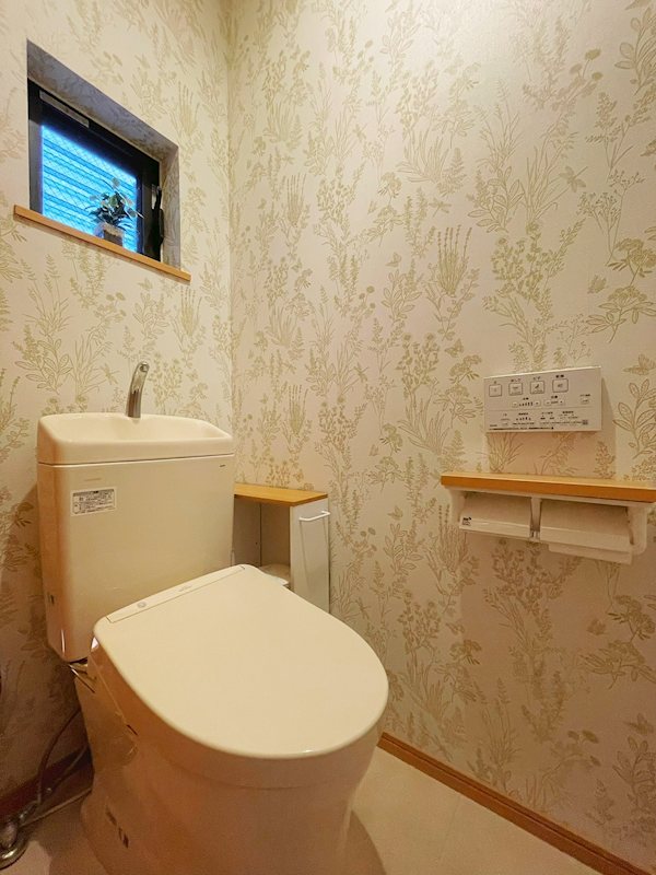 【トイレ】清潔感のある温水洗浄便座。 窓付きで明るい印象です。