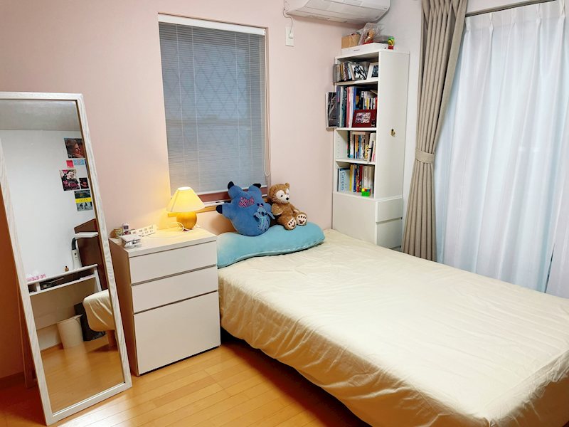 【洋室】2面採光の明るい洋室。 子供部屋や書斎にも♪