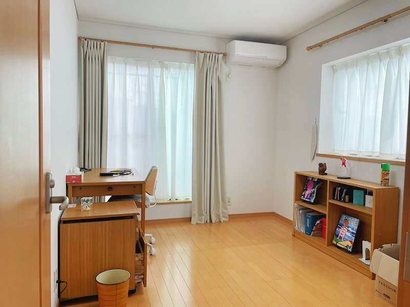 【洋室】2面採光の明るい洋室。 子供部屋や書斎にも♪