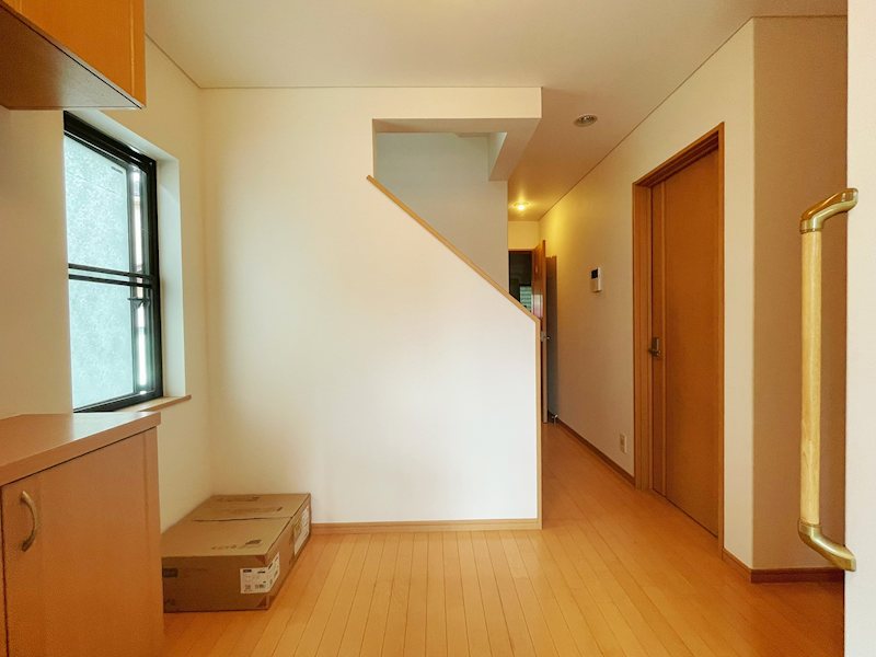 【玄関】手すり付きの安全な玄関ホール。 開放感がある玄関です。
