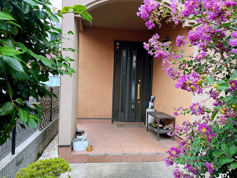 【洋室】緑豊かなアプローチ。 落ち着いた佇まいの玄関口です。