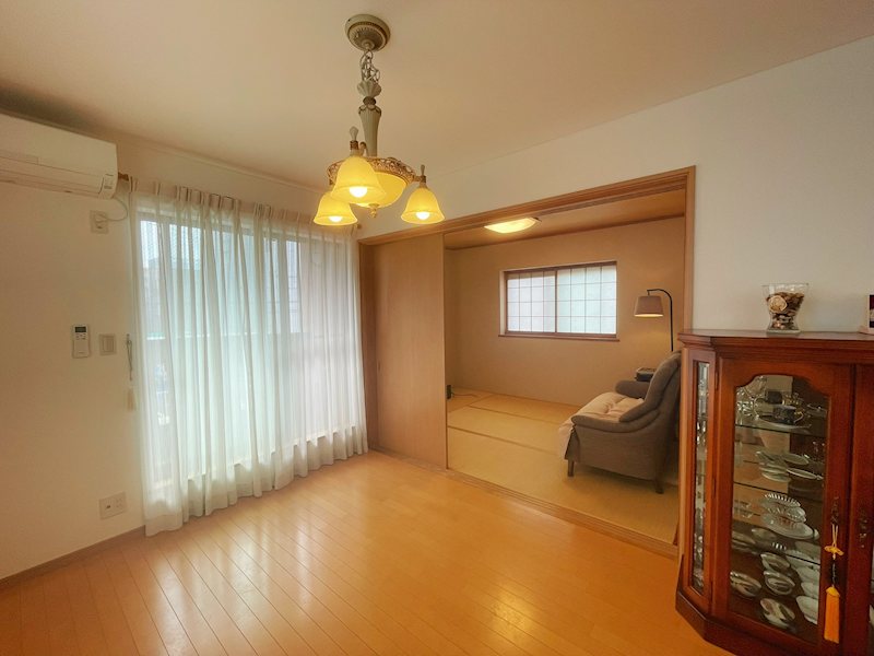 【リビングダイニング】木の温もりを感じる内装。 家具配置もしやすい間取りです。