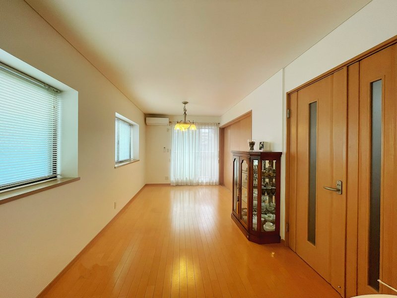 【リビングダイニング】窓が多く、通風良好なリビング。 陽当たりもバッチリです。