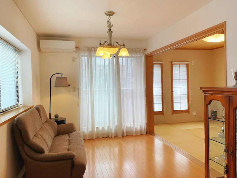 【リビングダイニング】窓が多く、通風良好なリビング。 陽当たりもバッチリです。