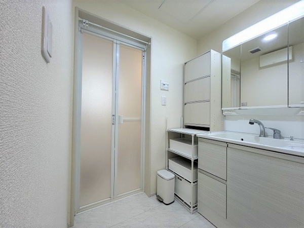 洗濯機置場が２階にあるため脱衣室は広々しています