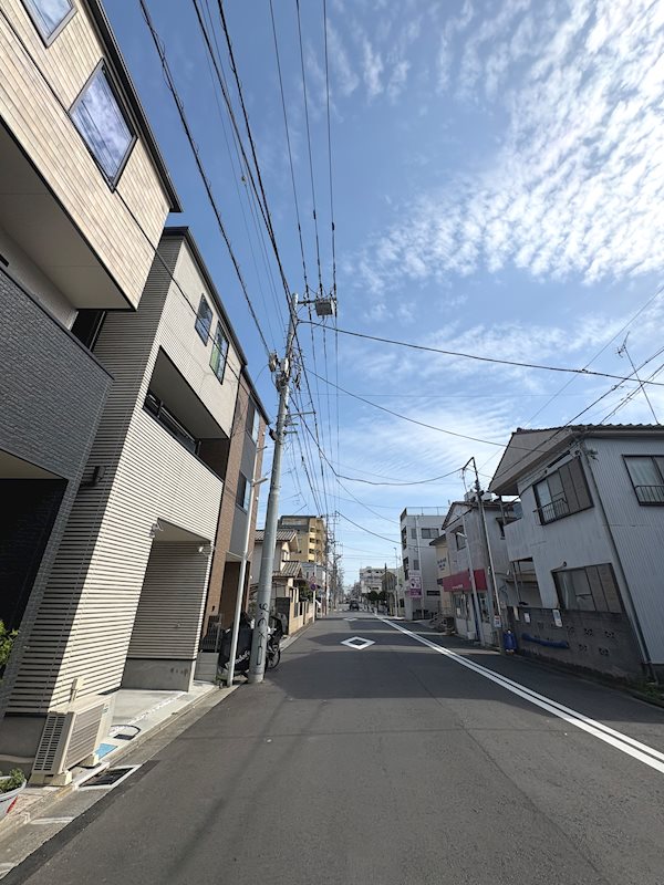＜現地写真＞徒歩10分圏内に買い物施設・教育施設が充実した利便性良好な住環境。
