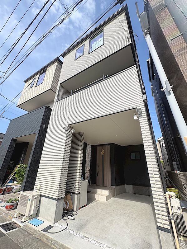 ＜現地写真＞ビルトインガレージ付きの一戸建て住宅。駐輪スペースも確保したゆとりのビルトインガレ・・・