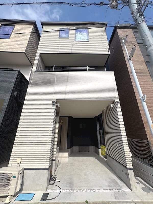 ＜現地写真＞ビルトインガレージ付きの一戸建て住宅。駐輪スペースも確保したゆとりのビルトインガレ・・・