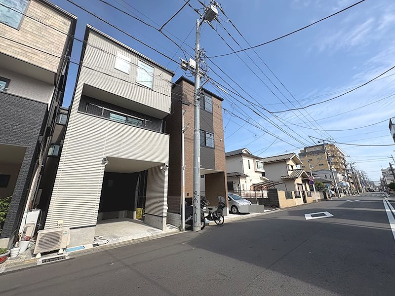 ＜現地写真＞前面道路は約9メートル。駐車もスムーズに行えます。