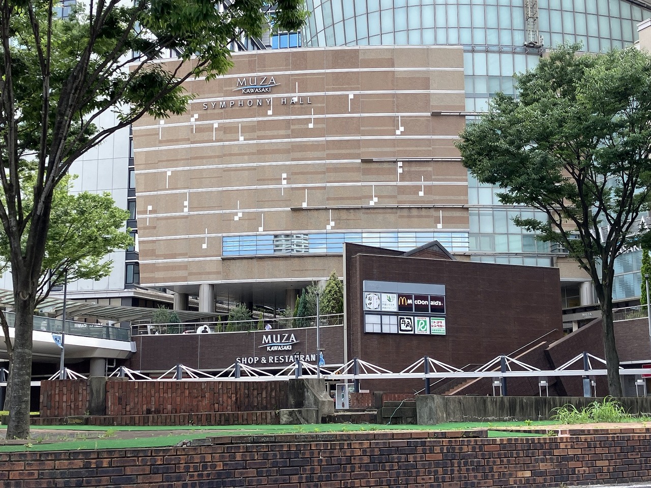 【ミューザ川崎】徒歩15分(約1140m)。「川崎」駅西口デッキ直結。世界的な音楽家らの公演を楽しめる音楽ホールや飲食店を含む複合型施設です。営業時間は店舗により異なります。