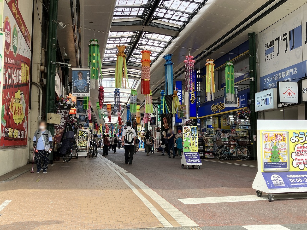 【川崎銀柳街】徒歩10分(約800m)。新川通りと市役所通りを結んでいるアーケード商店街。飲食店やコンビニ、ドラッグストアなどが並びます。