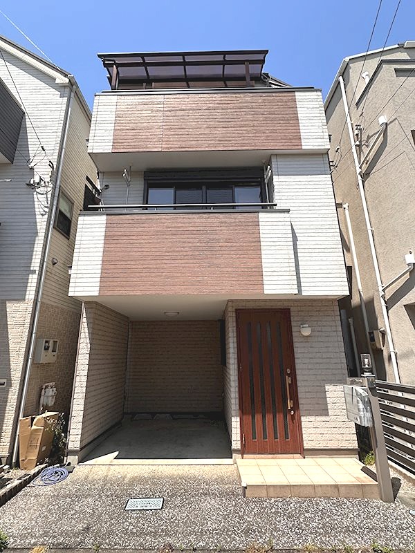 ＜現地写真＞　ビルトインガレージ付きの一戸建て住宅。空室につき、ご希望の日時にご見学いただけま・・・