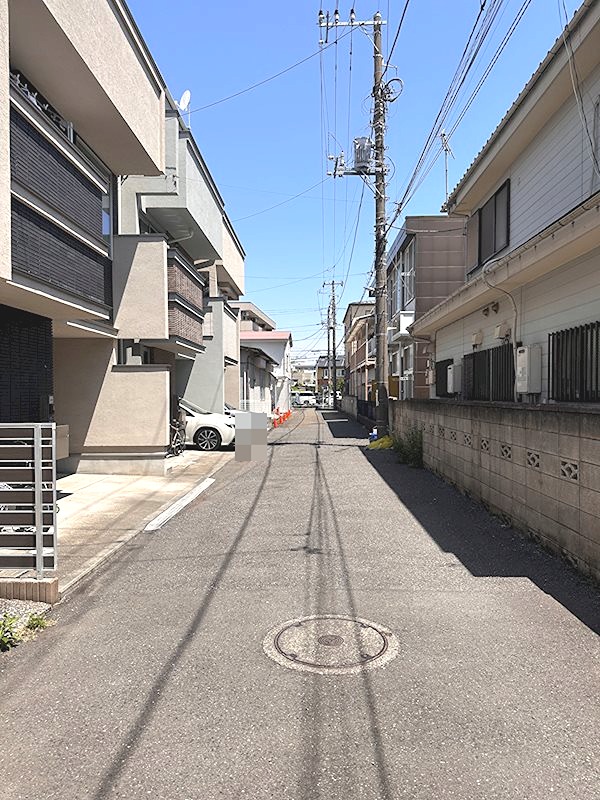 ＜現地写真（前面道路含む）＞　ビルトインガレージ付きの一戸建て住宅。空室につき、ご希望の日時に・・・