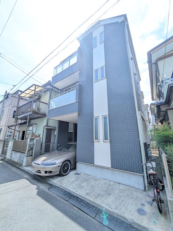 3階建てならではの堂々とした佇まい。バルコニーのクリアパネルがアクセントになり、高級感と開放感・・・