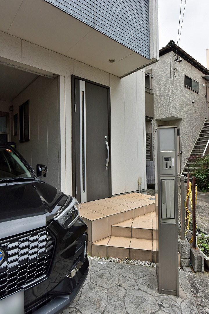 【玄関】玄関ドアは防犯面に配慮された、ダブルロック仕様です。玄関横には1台分のカースペースが設けられています(車種制限有)。