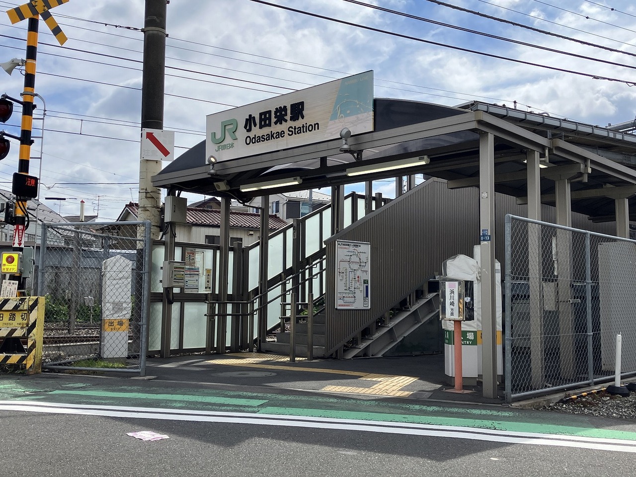 浜川崎方面・尻手方面へアクセスできます。スロープが設置されており、車椅子やベビーカーでの利用が可能です。
