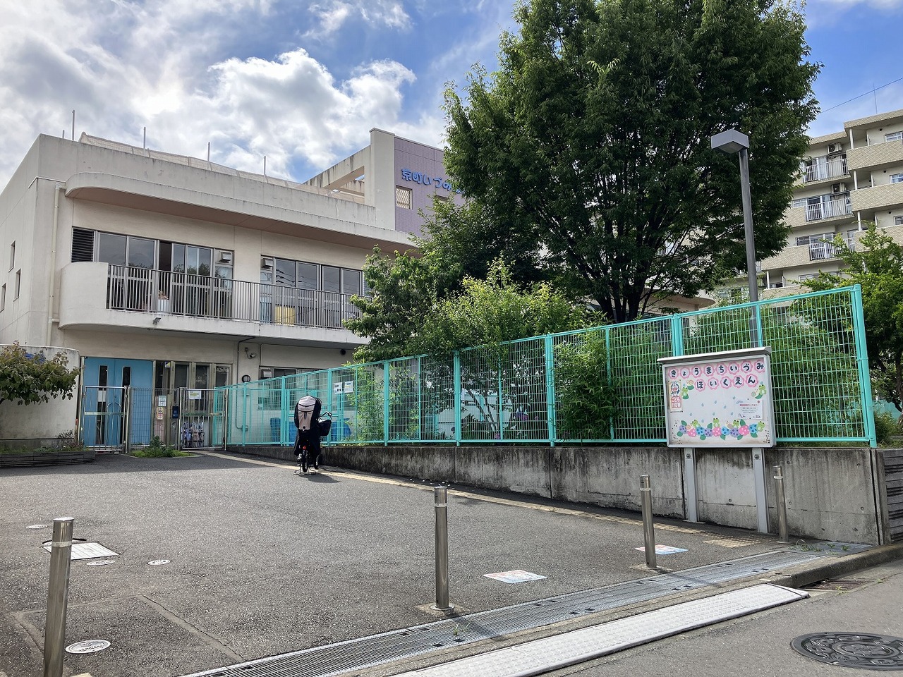 延長保育・一時預かりにも対応されています。夏祭り・運動会・お泊り保育などの年間行事が実施されています。