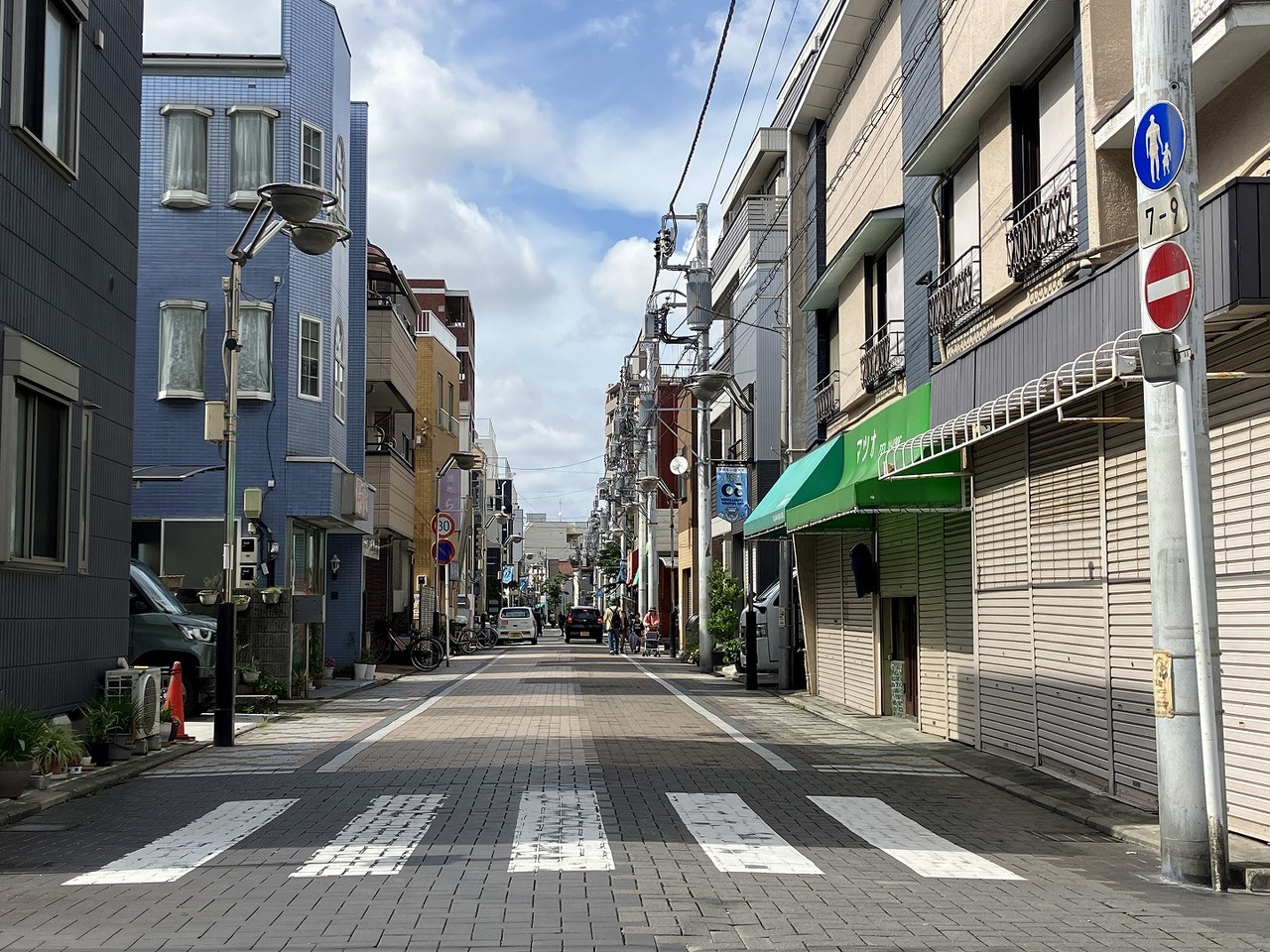 100軒近い店が軒を連ねています。生鮮食品から惣菜店・衣料品店やドラッグストアなど様々な店舗が並び、楽しく買い物ができそうです。