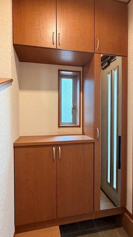 玄関には便利な姿見付き。外出前の身だしなみチェックもスムーズ