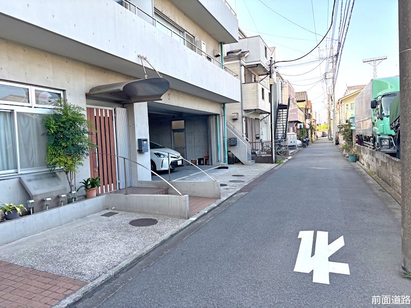 ＜前面道路（2025年撮影）＞