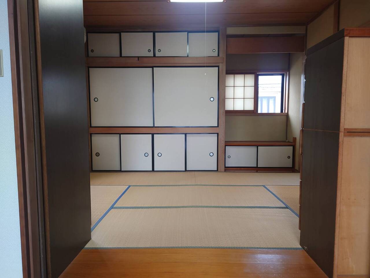 【和室/約7帖】約8.4帖の洋室と約7帖の和室は引き戸を介して隣接しており、ライフスタイルに応じて使用可能。季節のお花やお雛様などが飾れる床の間があります。