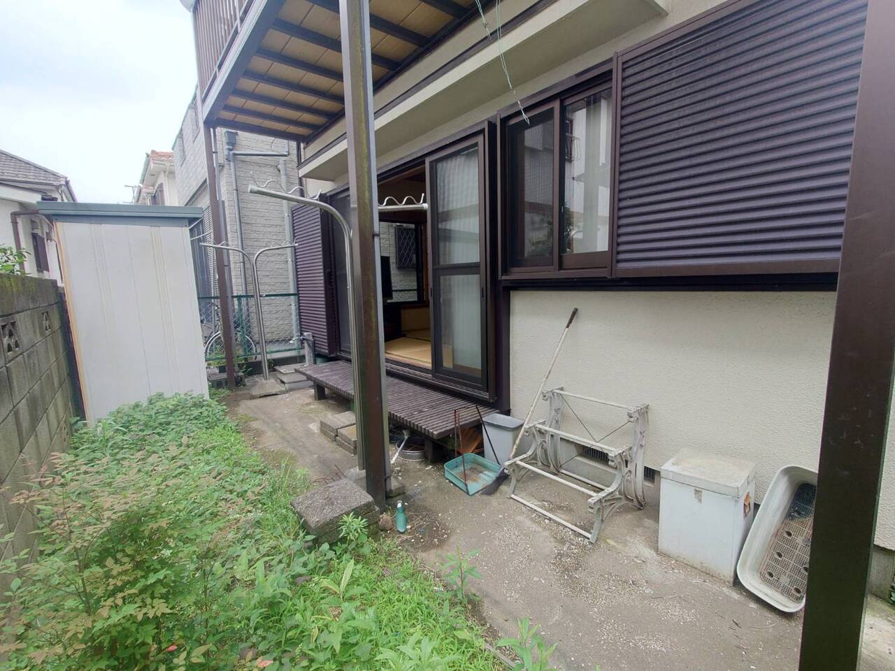 【庭】約9帖の和室の掃き出し窓からは、庭へ出入りすることができます。物置を設置して、ガーデニング用品やお子様の遊び道具の保管もできます。