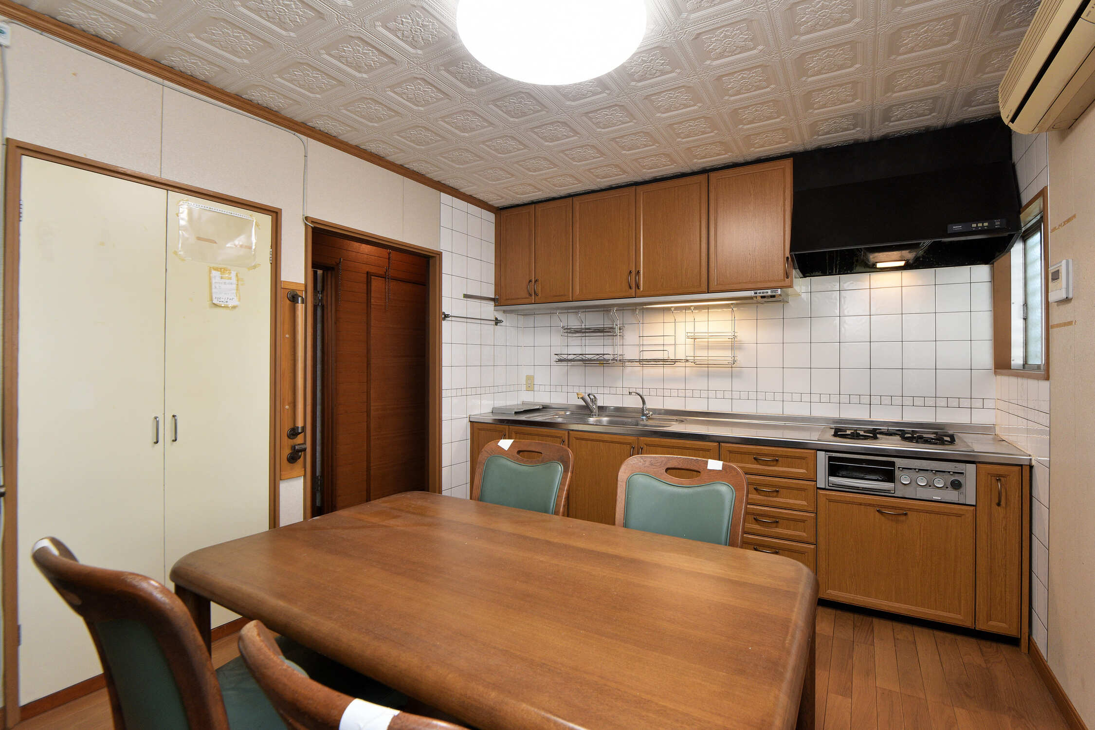 【ダイニングキッチン】ダイニングテーブルを配置しても十分な広さ。リビングと区分けされているため、調理に集中しやすそうです。