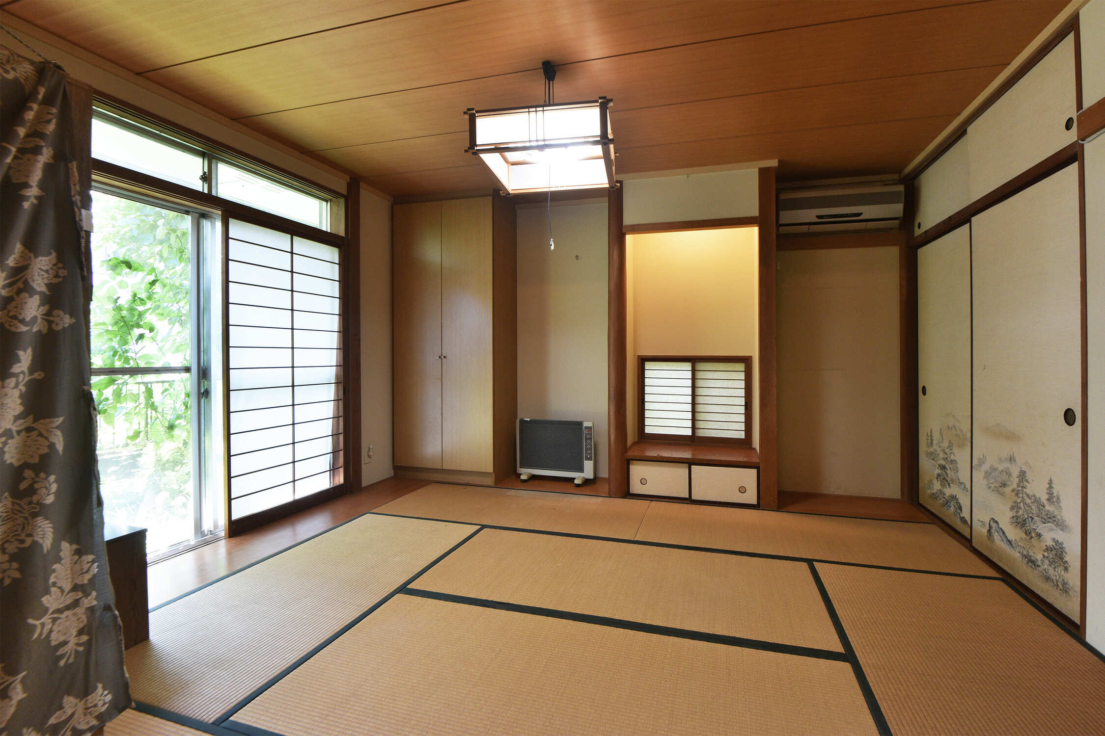 【1階和室】リビングから様子を伺うことができるため、客間やお子様のプレイスペースなどにも活用可能。押入のほかに、別途収納スペースが備わっています。