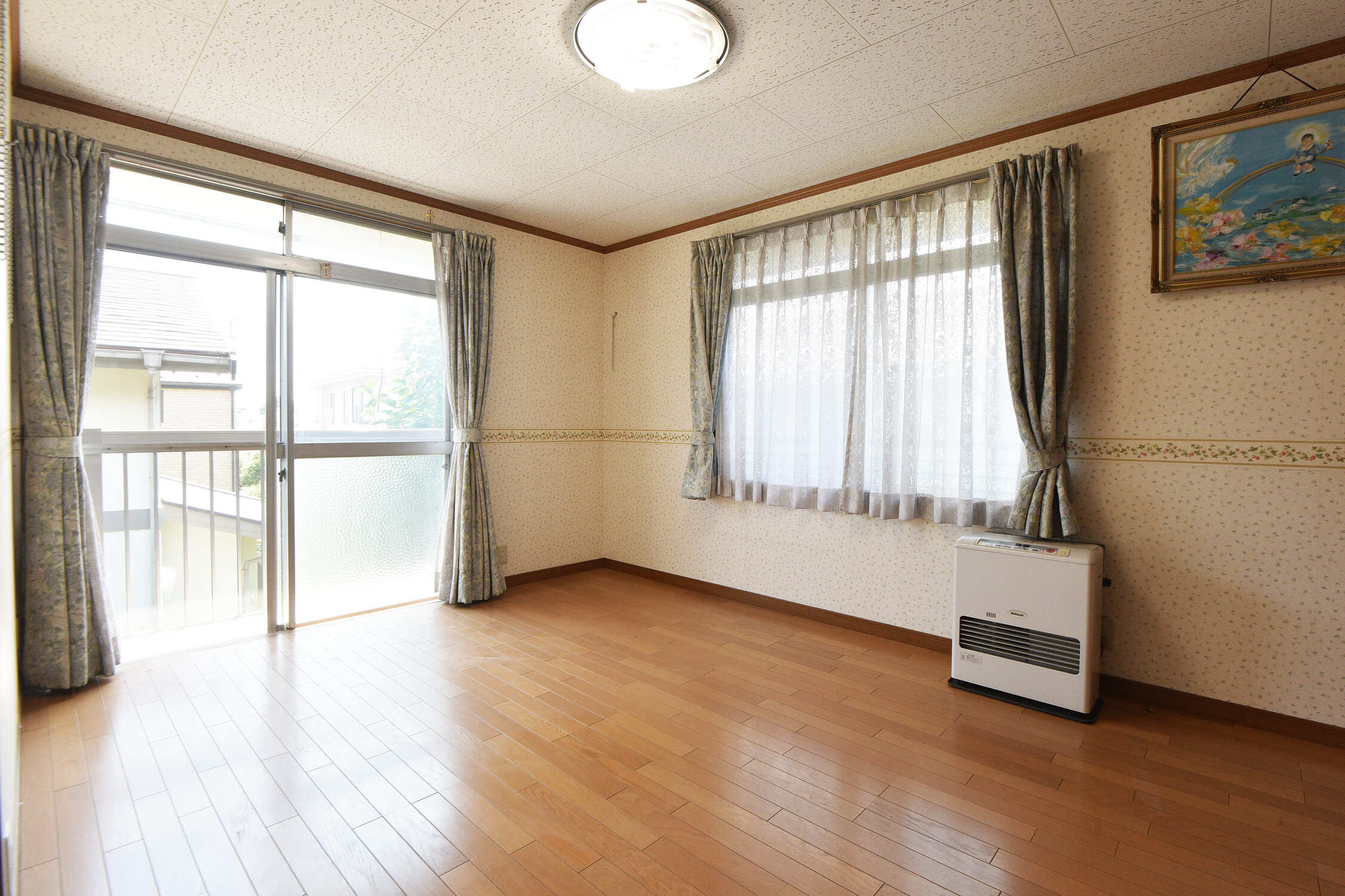 【西側洋室】南西側がバルコニーに面した居室。ベッドなどの家具を配置しても十分な広さです。主寝室などにもご活用いただけます。