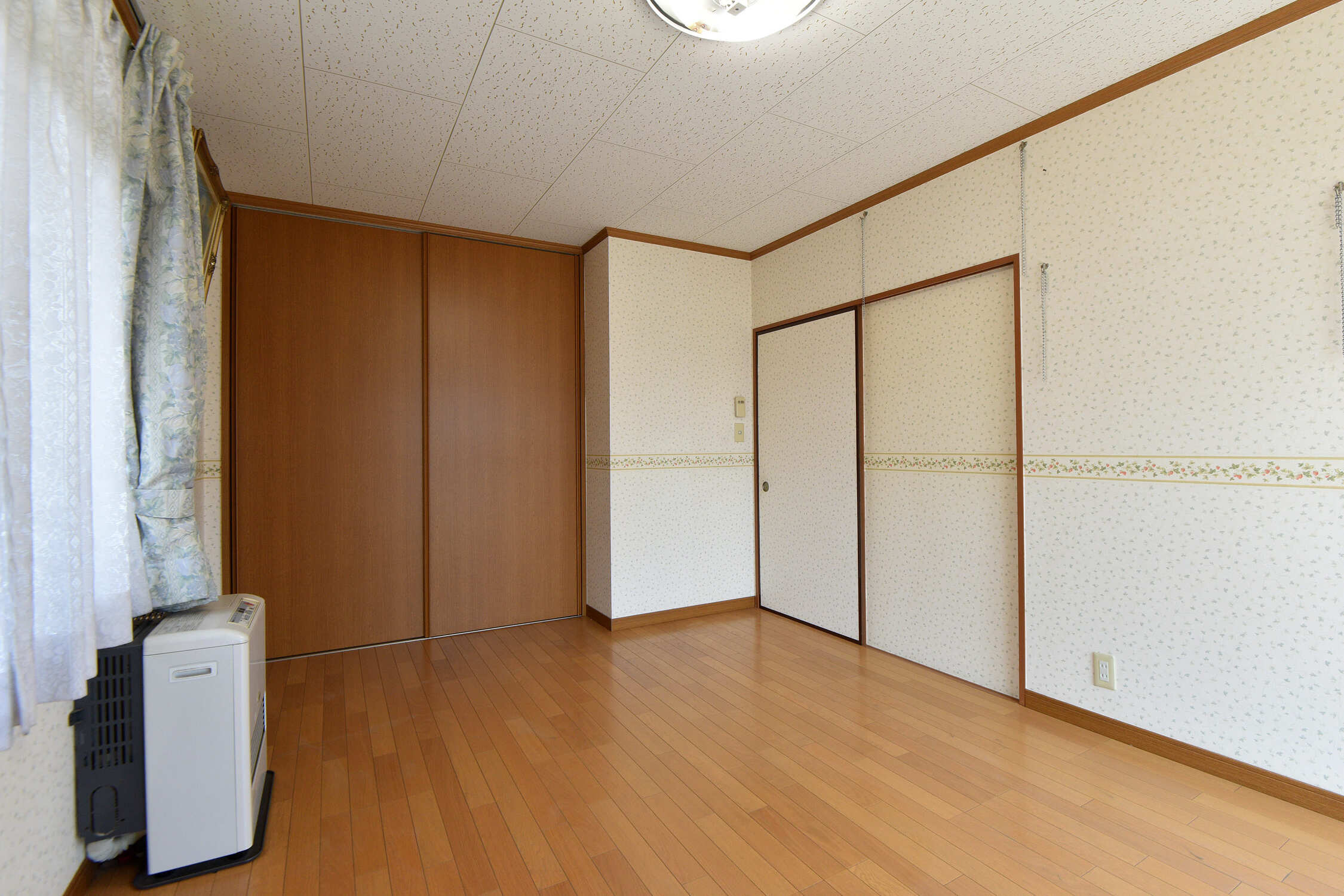 【西側洋室】収納スペースが備わっており、衣類・小物などを収納していただけます。出入口扉は、荷物を持ちながらでも開け閉めしやすいスライドタイプです。