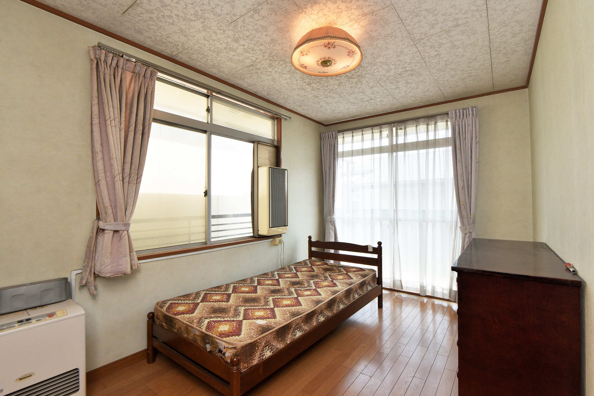 【東側洋室】独立性が高く、在宅ワークスペースや子供部屋などにもご活用いただける居室です。北東側に収納スペースが備わっています。