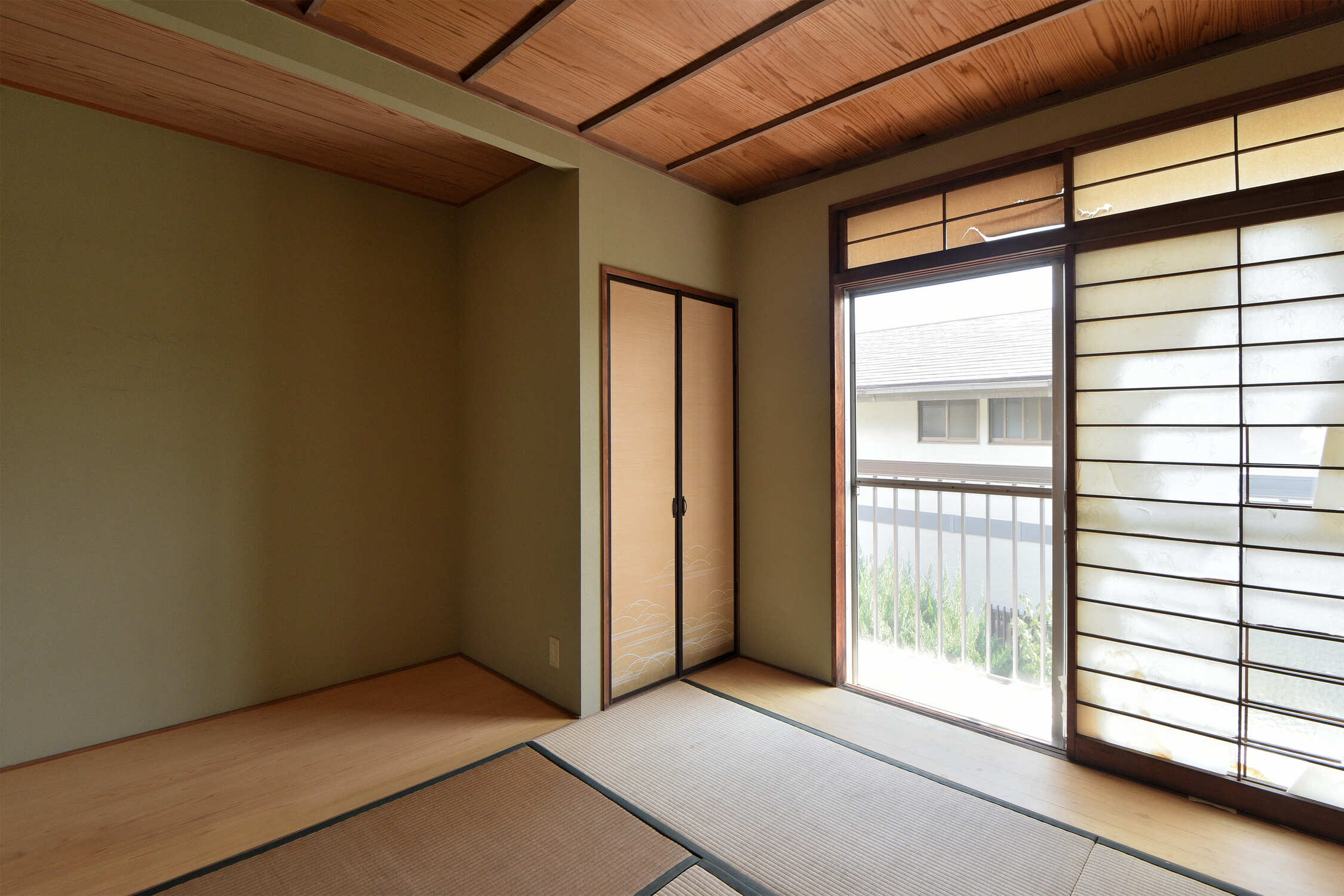 【2階和室】床の間と押入が設けられた居室です。床の間には、雛人形や五月人形、掛け軸などを飾っていただけます。