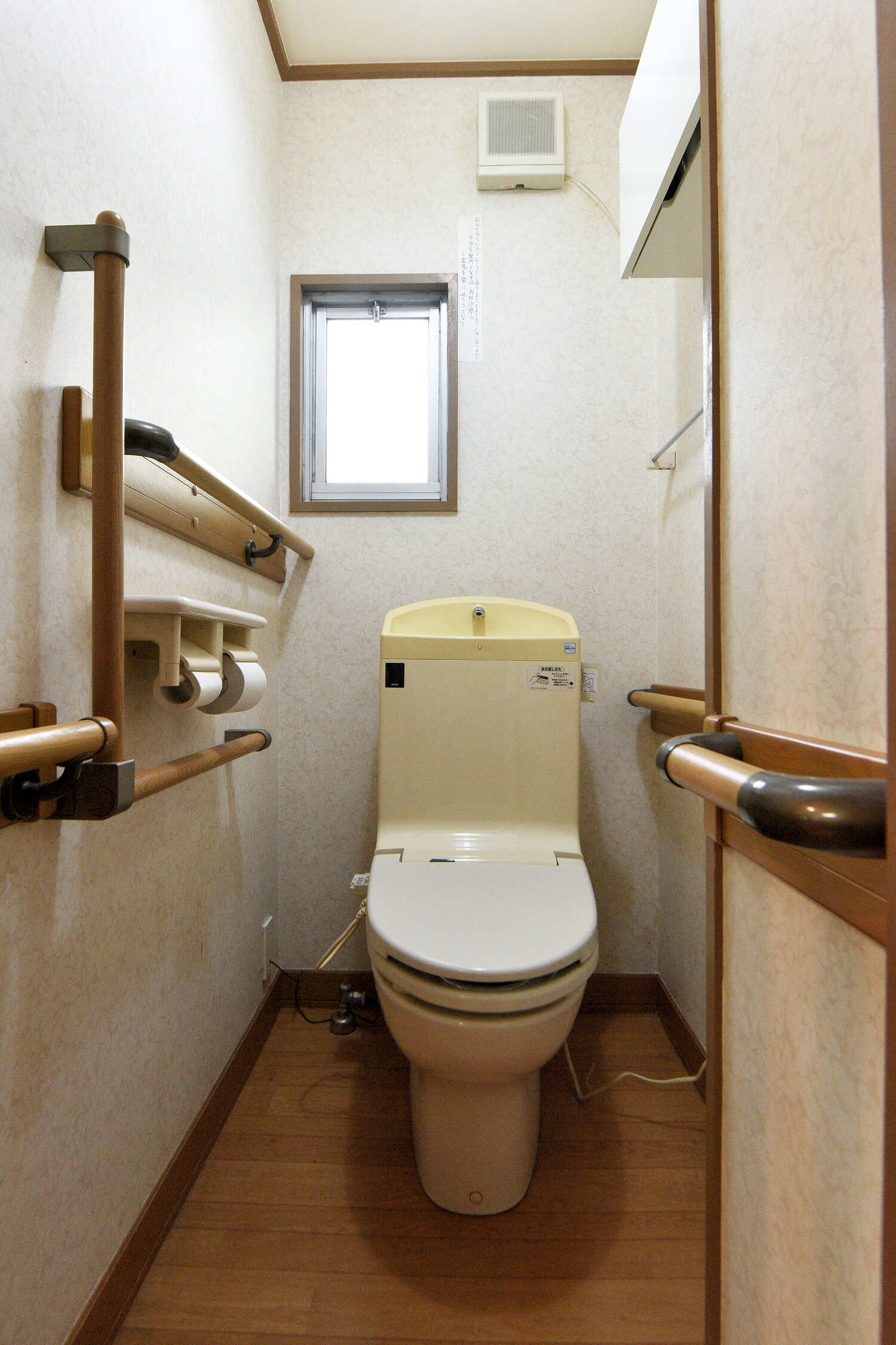 【1階トイレ】温水洗浄便座搭載で、一年中快適にご利用いただけます。吊戸棚が設置されており、トイレットペーパーのストックなどを保管していただけます。