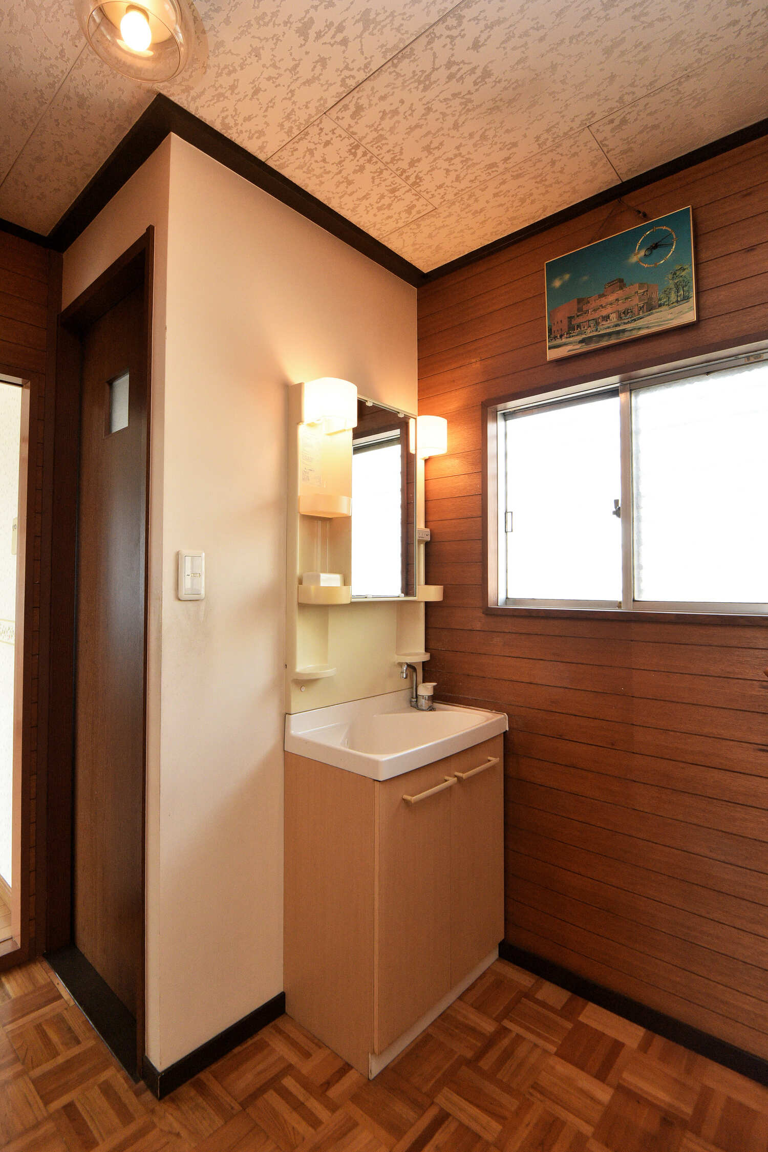 【2階洗面化粧台】2階トイレ横に設けられており、1階に降りなくても手洗いが可能です。鏡横・ボウル下に収納スペースが備わっています。