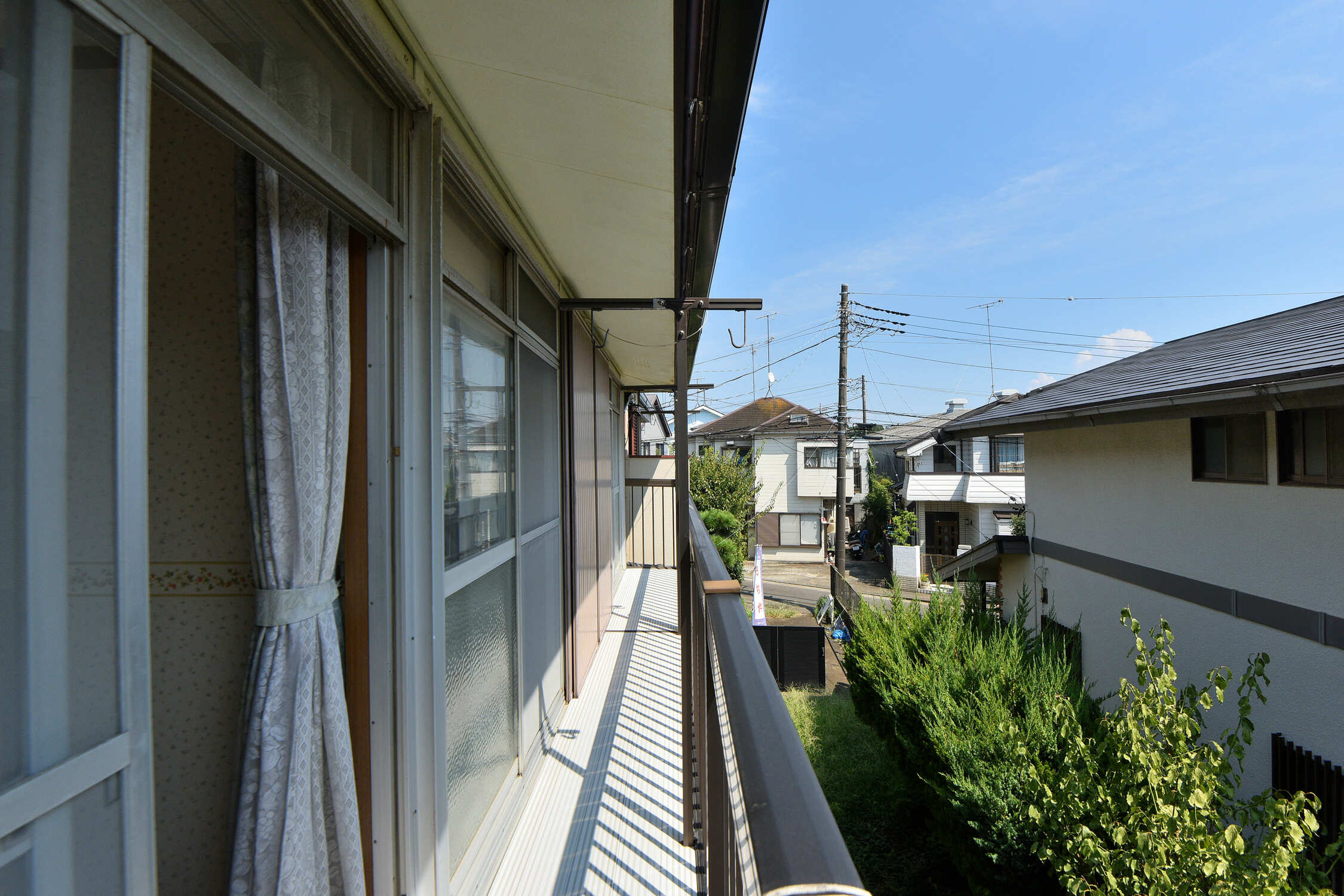 【バルコニー】南西側に設けられており、3室に跨る開放的な広さです。家事や仕事の合間に気軽に外気に触れてリフレッシュできそうです。