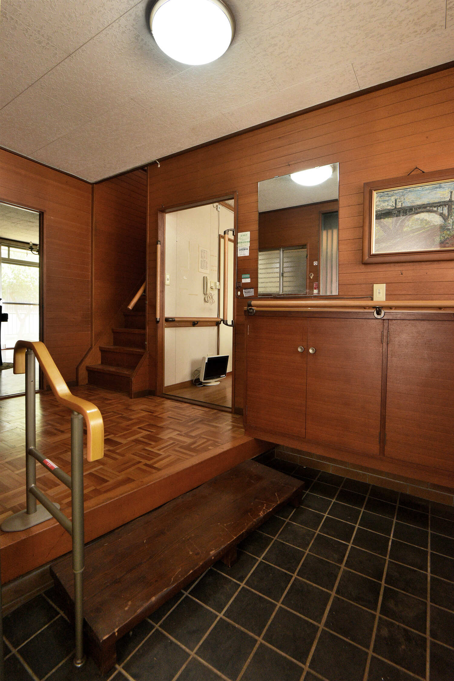 【玄関】広々とした玄関スペース。フロートタイプのシューズボックスが備わっており、ご家族分の靴・シューケア用品を収納可能。動作をサポートする手すりが設置されています。