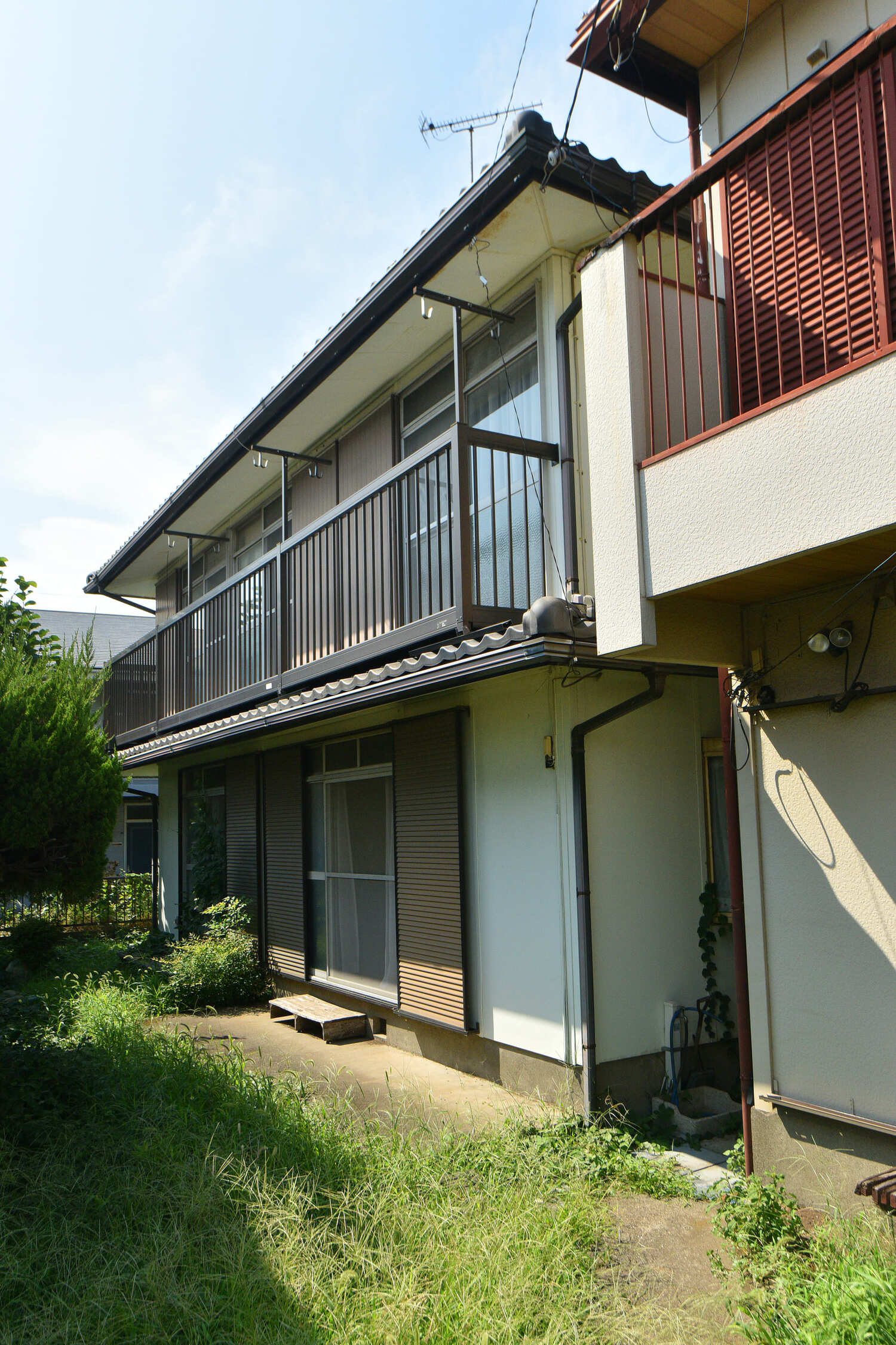 【現地外観】積水ハウス(株)施工、軽量鉄骨造2階建の住まい。敷地内に別棟(空家)があり、2世帯住宅としてもご検討いただけます。相模鉄道本線「瀬谷」駅まで徒歩21分の立地です。