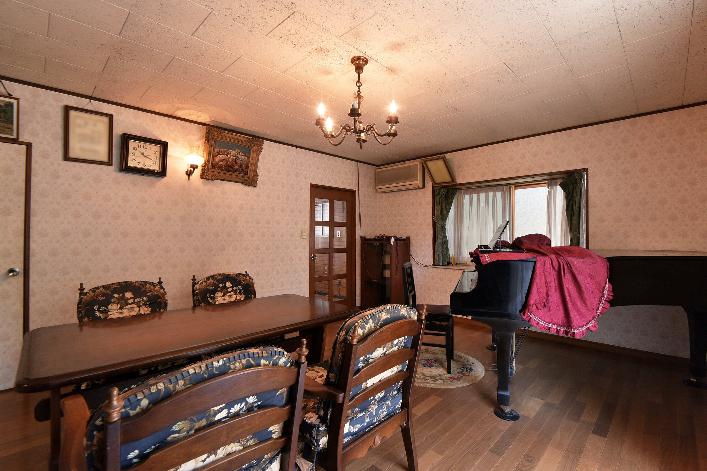 【リビング】お手入れしやすいフローリング仕様。大きな家具も配置しやすい広さがあり、お好きなインテリアで空間作りを楽しめます。