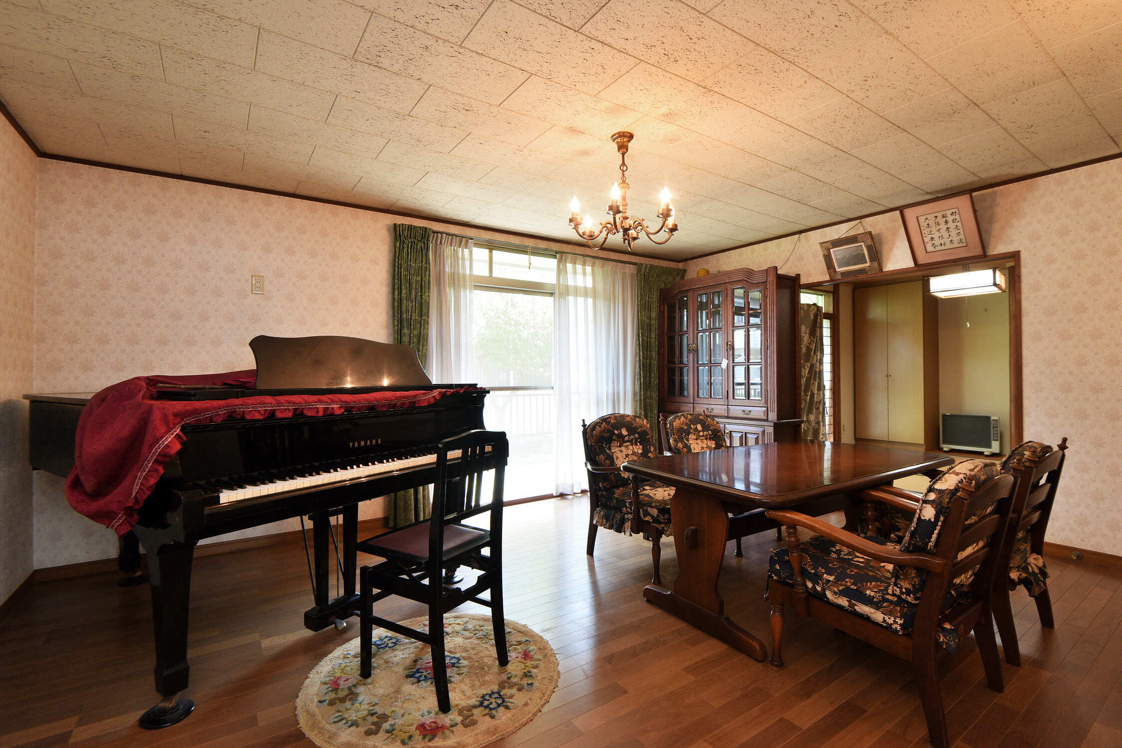 【リビング】和室が隣接しており、引き戸を開放することで広々とした空間に。ライフスタイルに合わせて多用途でご活用いただけます。