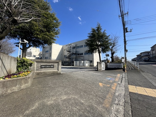 綾瀬市立綾西小学校徒歩6分(約450m)