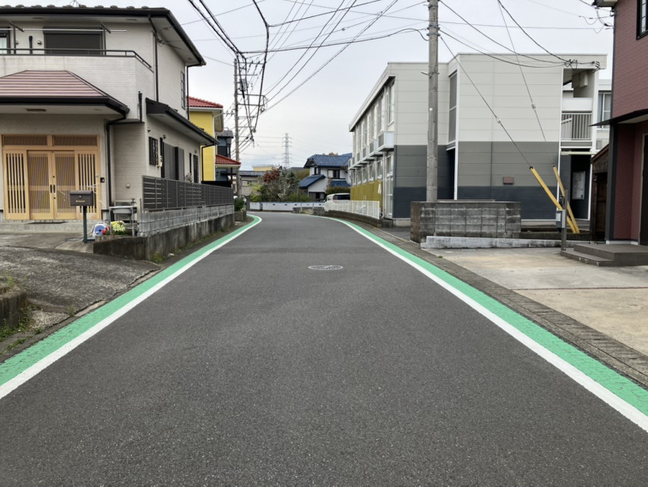【前面道路含む現地写真】前面道路は幅員約6.49～6.58mの公道です。ゆとりある広さのため、車の出入庫がスムーズに行えます。