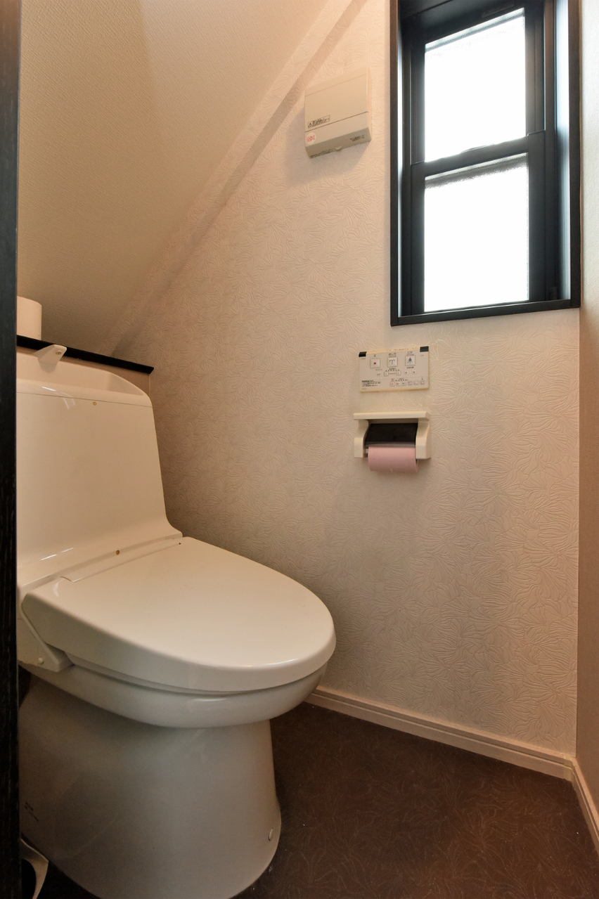 【トイレ/1階】温水洗浄便座付きのトイレです。寒い時期でも快適に使うことができます。カウンターがあり、ちょっとした小物や植物を飾ることができます。