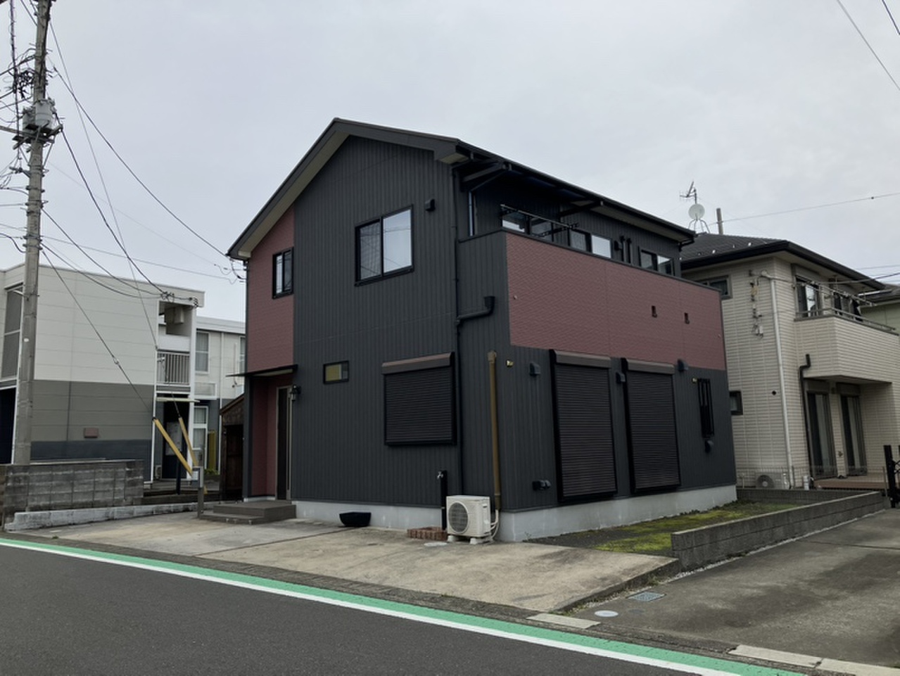 【現地外観写真】ミサワホーム施工による、意匠性の高い注文住宅。周囲の街並みと調和しながらも、落ち着いた色合いが存在感を放っています。