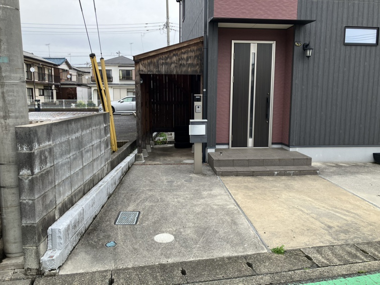 【現地外観写真】1階部分は、防犯性や防災性を高めるシャッターが採用されています。夜間や長期不在時、あるいは台風などの荒天時にも、住まいと家族の安全を守ります。