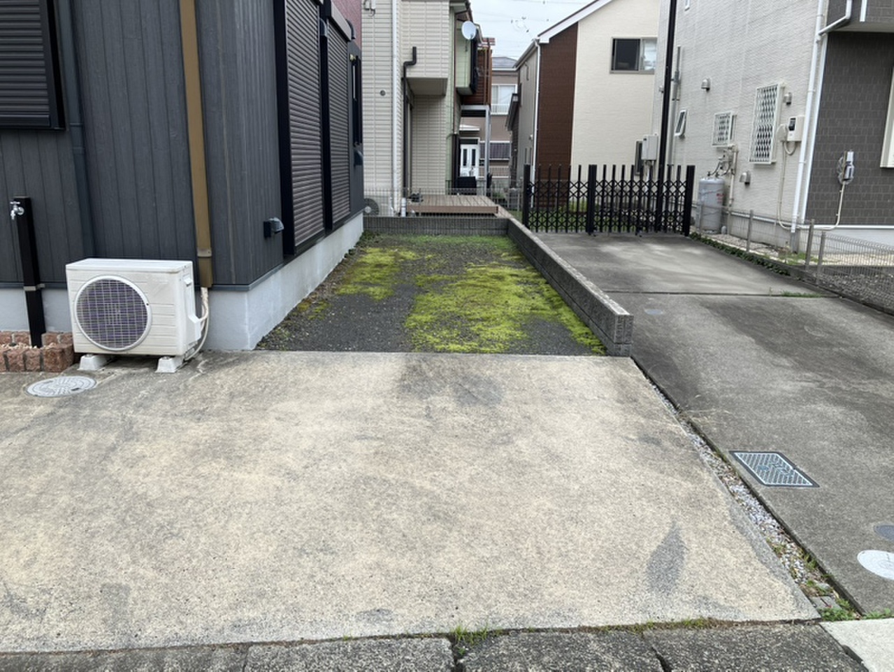 【現地外観写真】カースペース3台分有(車種によります)。来客時や将来のご家族構成の変化にも柔軟に対応可能な広さが確保されています。