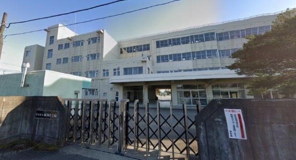 厚木市立依知小学校（約450ｍ）